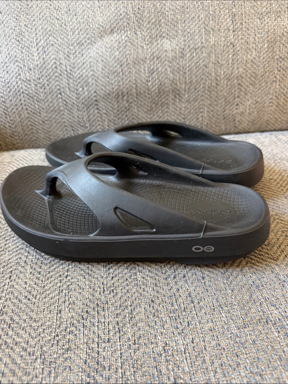 OOFOS OOlala Luxe Unisex Black Thong Flip Flop Sandals Size M7/W9 (Eu:40)
